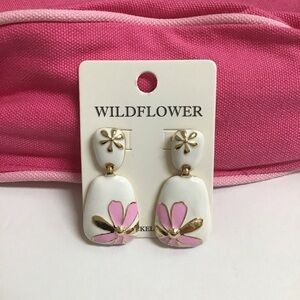 Daisy Enamel Pierced Earrings White Pink Gold Tone Elegant Summer Chic Look NEW